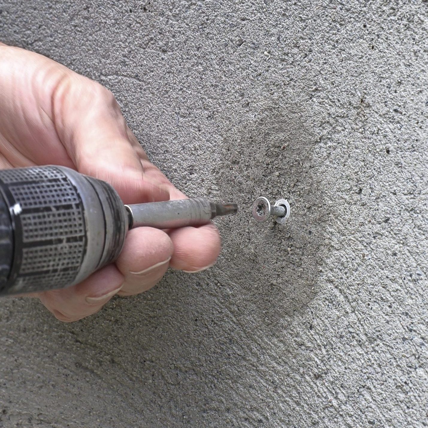 Når mørtlen er tør, kan du bruge skruen