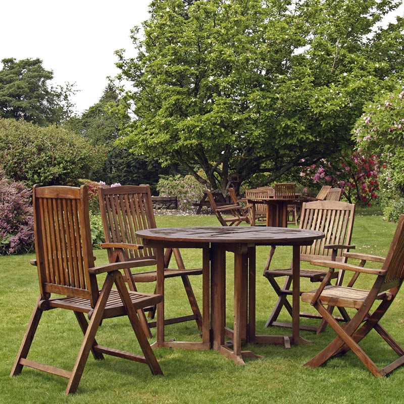 Ta in trädgårdsmöblerna