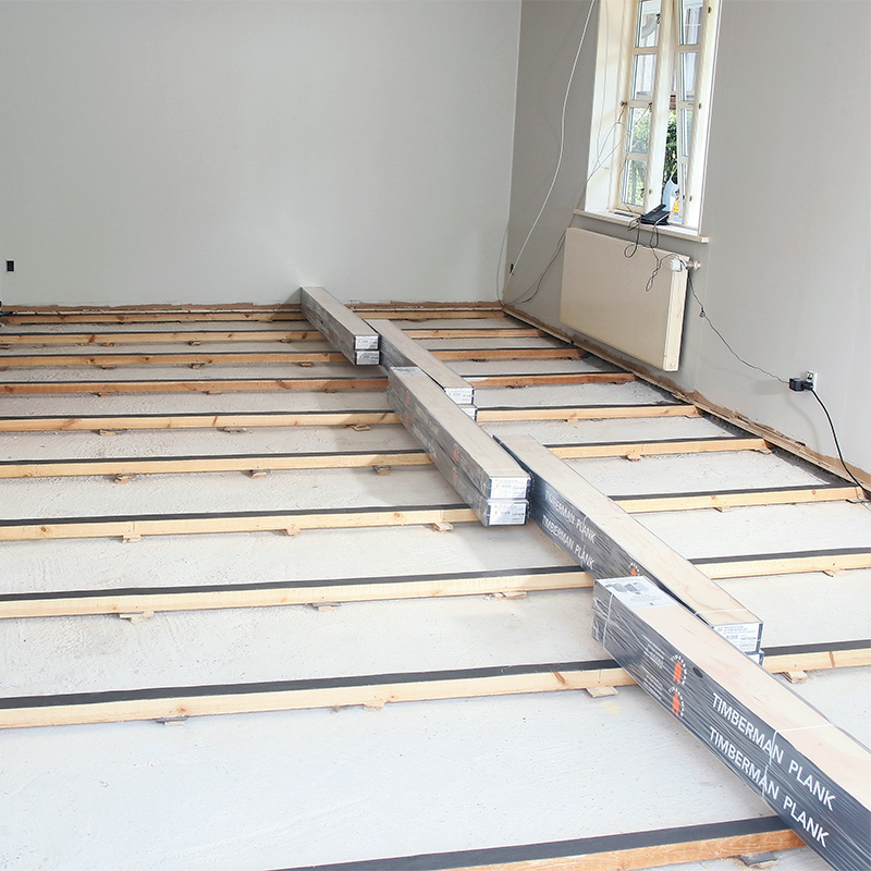 Mineraluldsbatts montering på gulv 1