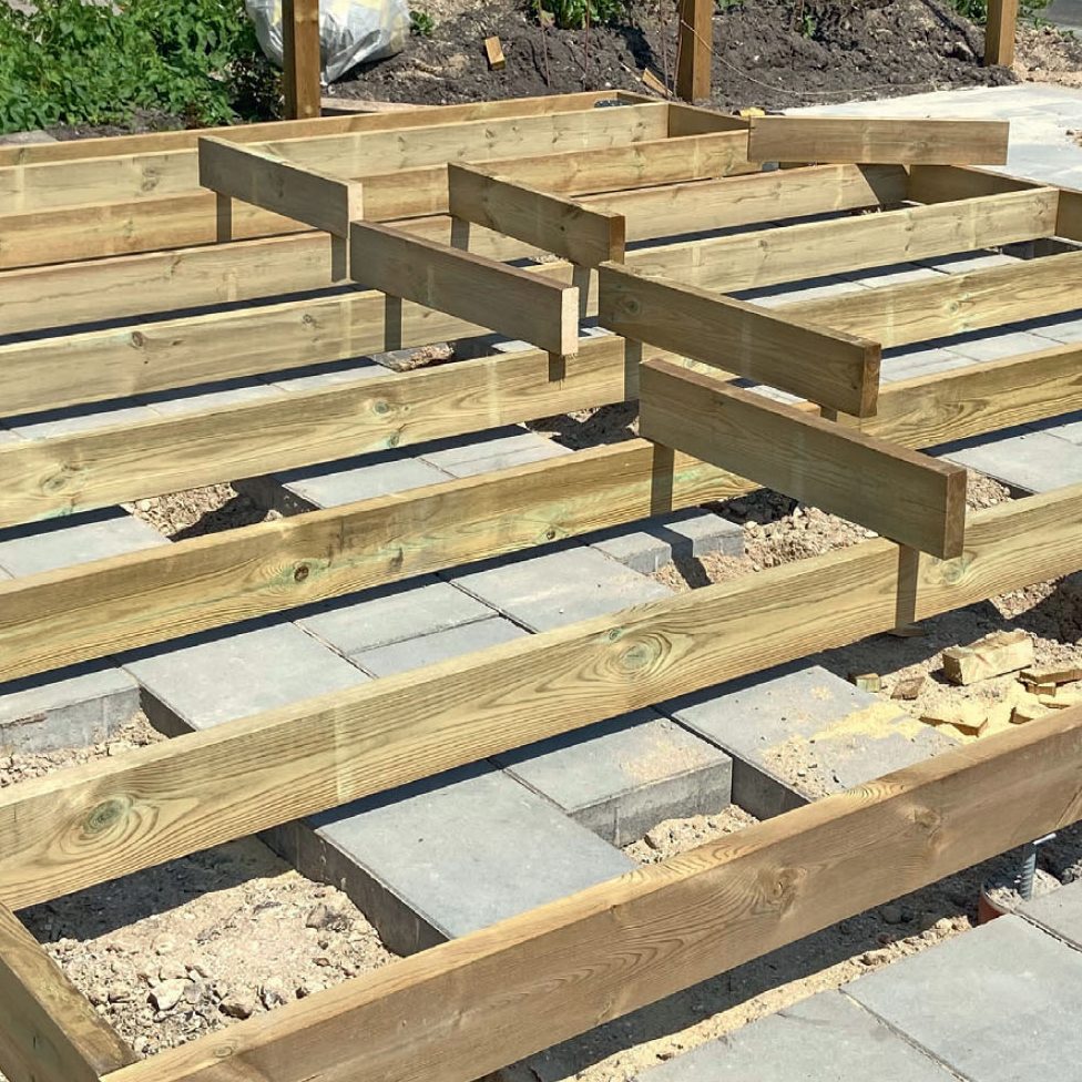 Isoleret skur med listebeklædning