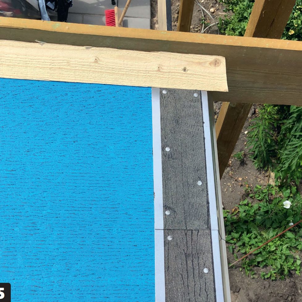 Isoleret skur med listebeklædning