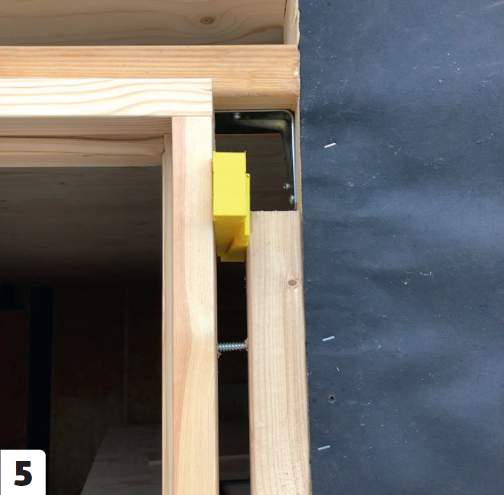 Isoleret skur med listebeklædning