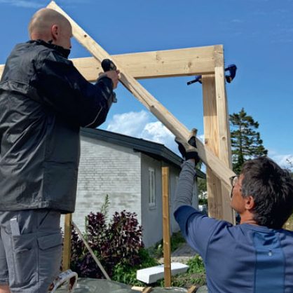 Isoleret skur med listebeklædning