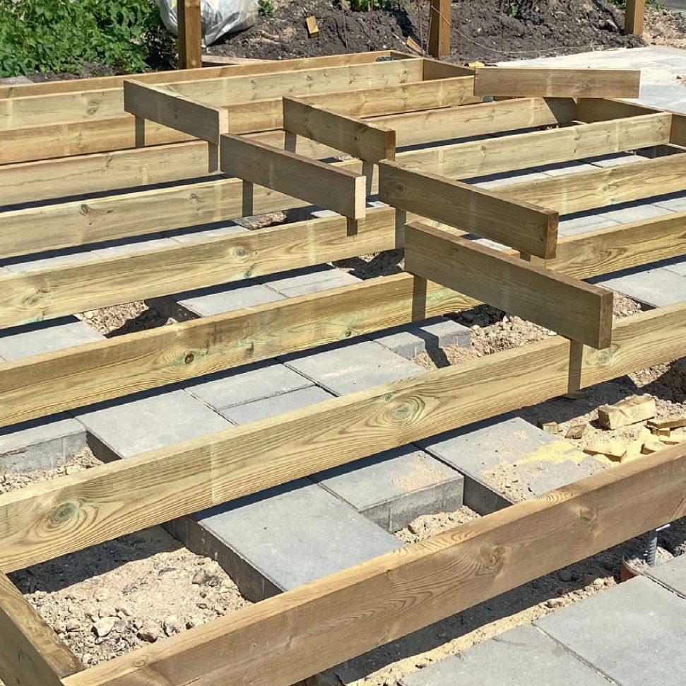 Isolert utebod: Gulvbjelkene er også 48 x 148 mm