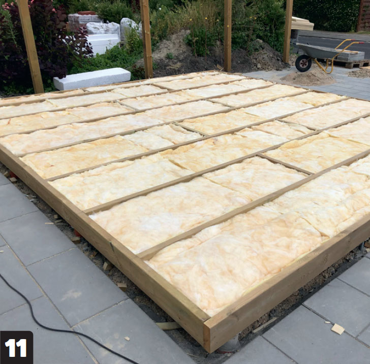 Isolert utebod: Gulvet isoleres med 100 mm mineralull