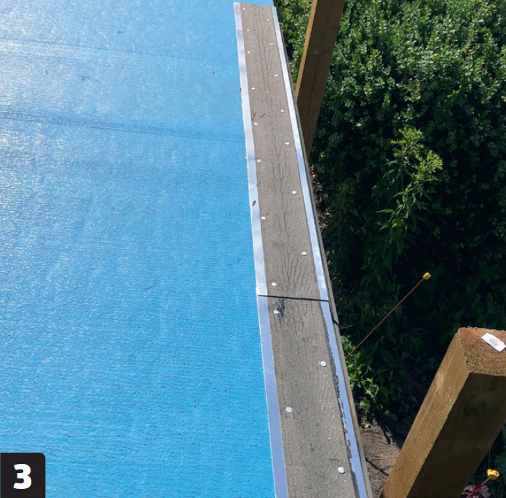 Redskapsbod isolert: Takfotbeslag spikres fast med pappspiker nederst på taket