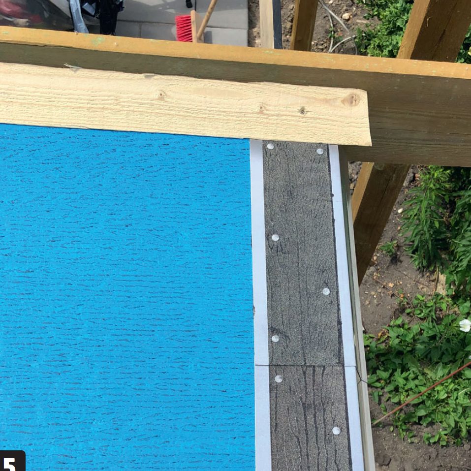 Redskapsbod isolert: Trekantlister på 48 x 48 mm