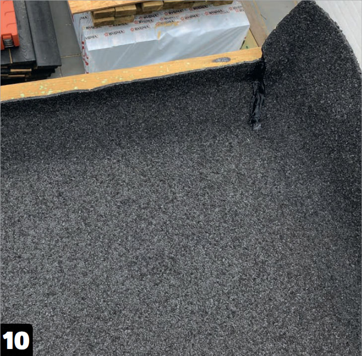 Redskapsbod isolert: I hjørnet lages det et snitt i takbelgget