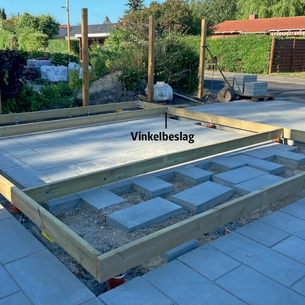 Isolera golv friggebod: Bottenramen läggs på plats igen