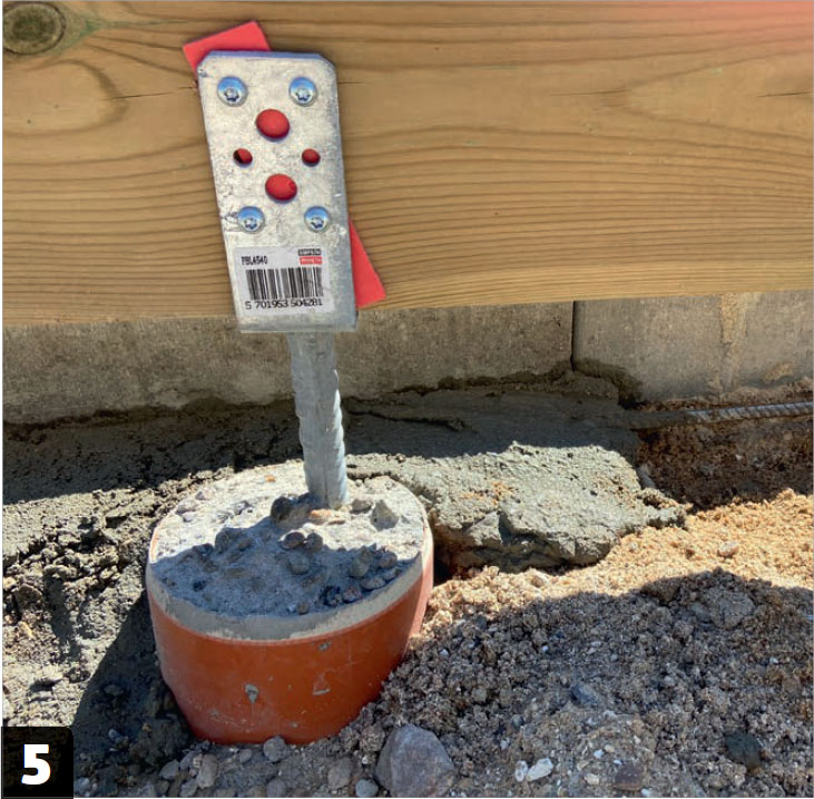 Isolera golv friggebod: Rören fylls med betong