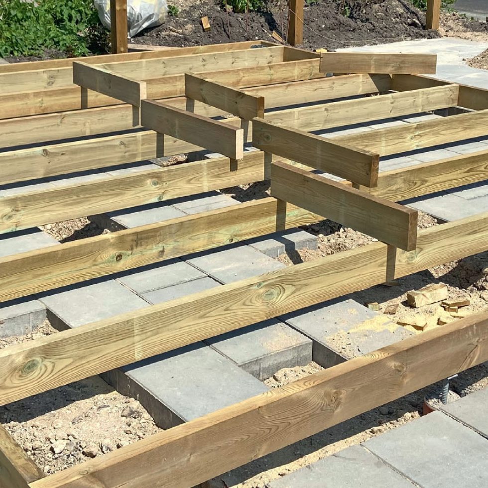 Isolera golv friggebod: Golvbjälkarna är också 45 x 145 mm