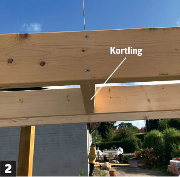 Isolera friggebod: Montera kortlingar mellan sparrarna