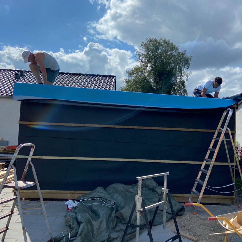 Isolera tak friggebod: Underlagspappen rullas ut