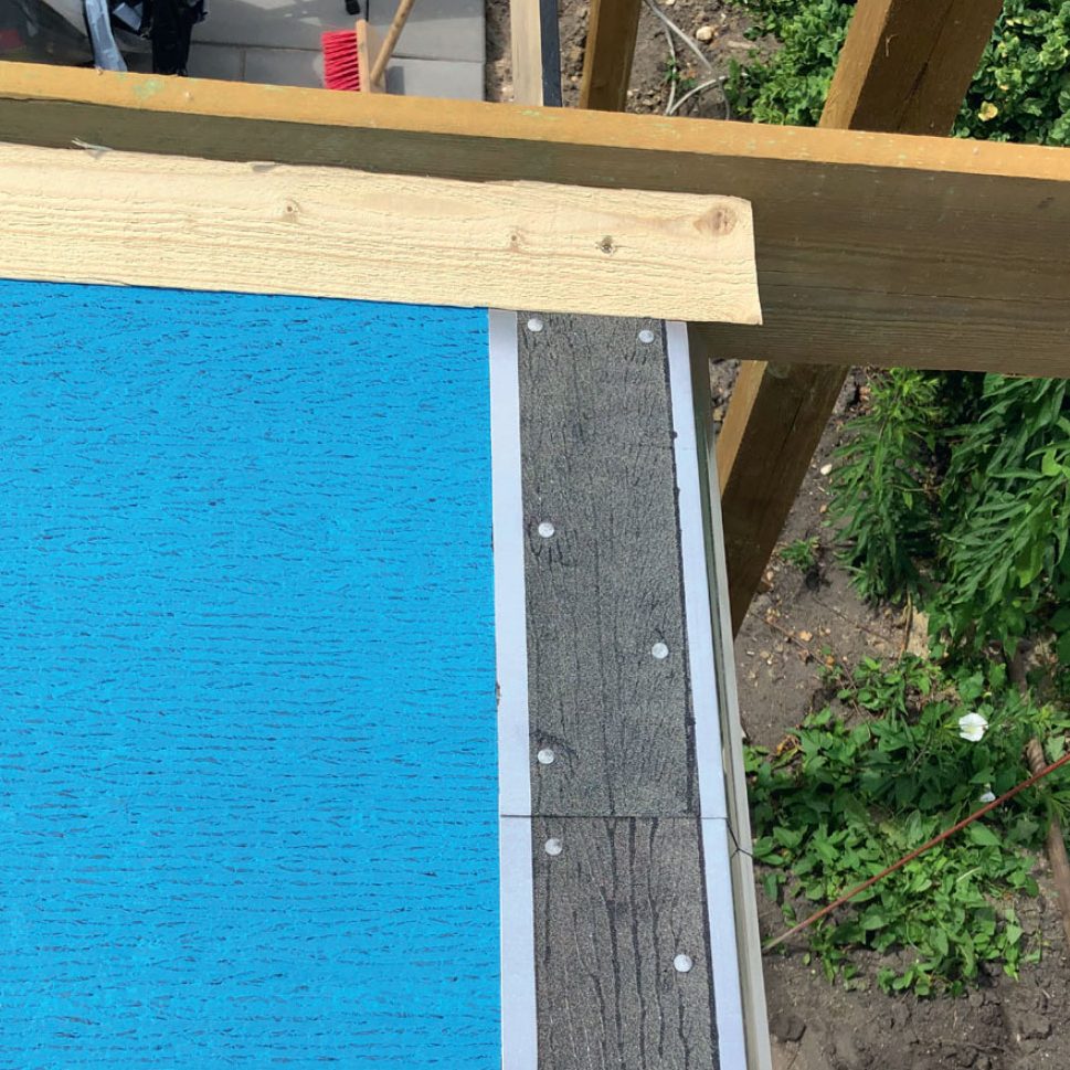 Isolera tak friggebod: Trekantreglar på 45 x 45 mm skruvas fast