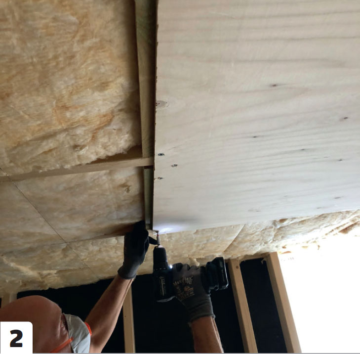 Isolera förråd inifrå: Innertaket kläs med 12 mm plywood