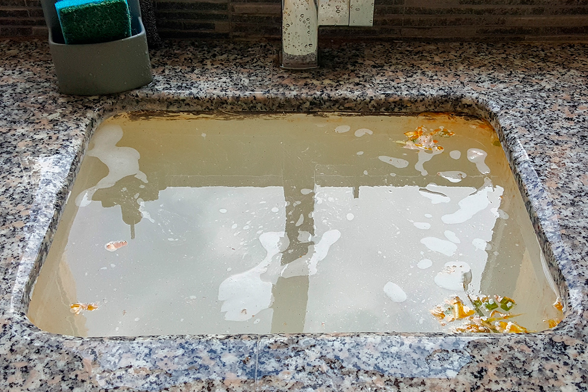 Stoppet afløb i køkkenvask