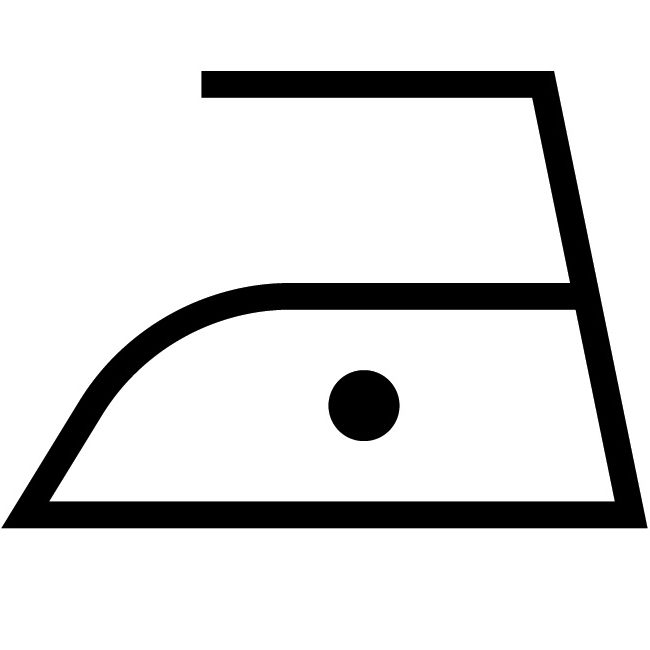 Vaskesymbolet med én prik i midten af strygejernet betyder, at tøjet må stryges ved lav varme.