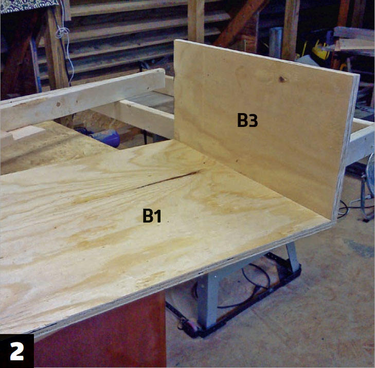 Dobbeltseng med opbevaring: Skær krydsfinerpladerne ud