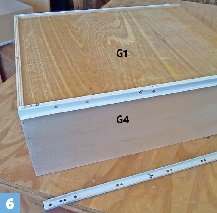 Dobbeltseng med opbevaring: Skru den ene del af skinnerne fast i skuffernes sidestykker