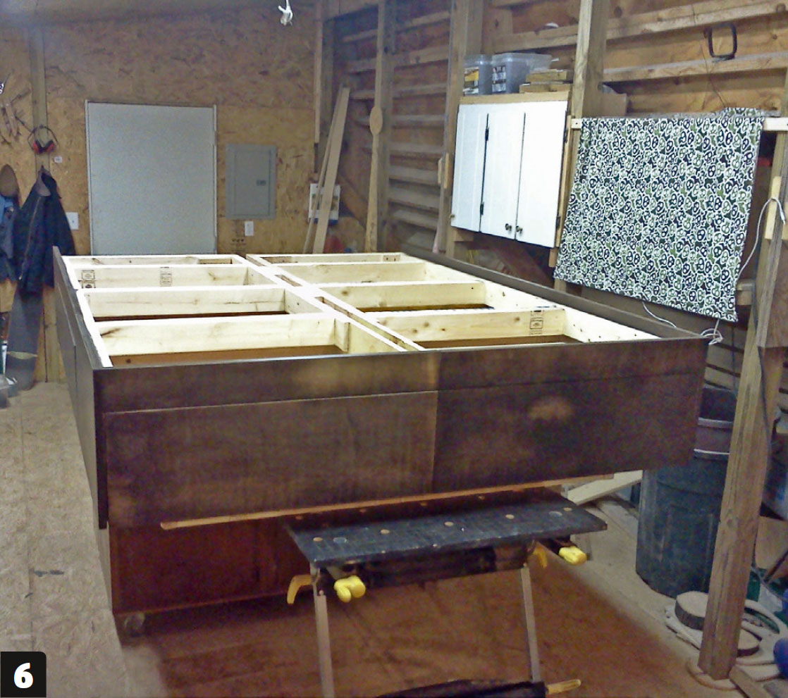 Dobbeltseng med oppbevaring: Bland et glass vannbasert beis