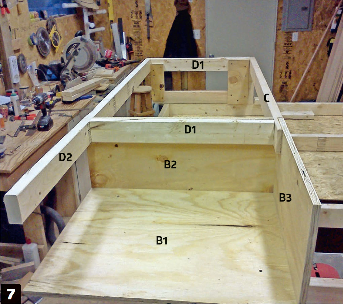 Dubbelsäng med förvaring: Montera den yttre delen av sängramen