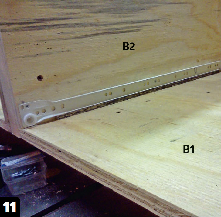 Dubbelsäng med förvaring: Skruva fast lådskenorna i botten av skåpsidorna