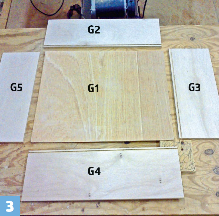 Dubbelsäng med förvaring: Lägg ut sidostyckena som lådan skall monteras ihop av