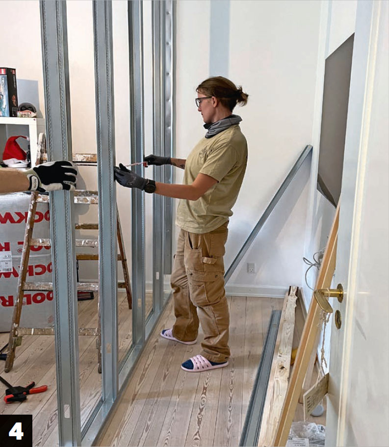 Byg selv walk-in closet: Afstanden mellem de lodrette skinner tjekkes