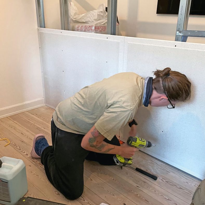 Byg selv walk-in closet: Fastgørelsen sker med skruer til fibergips