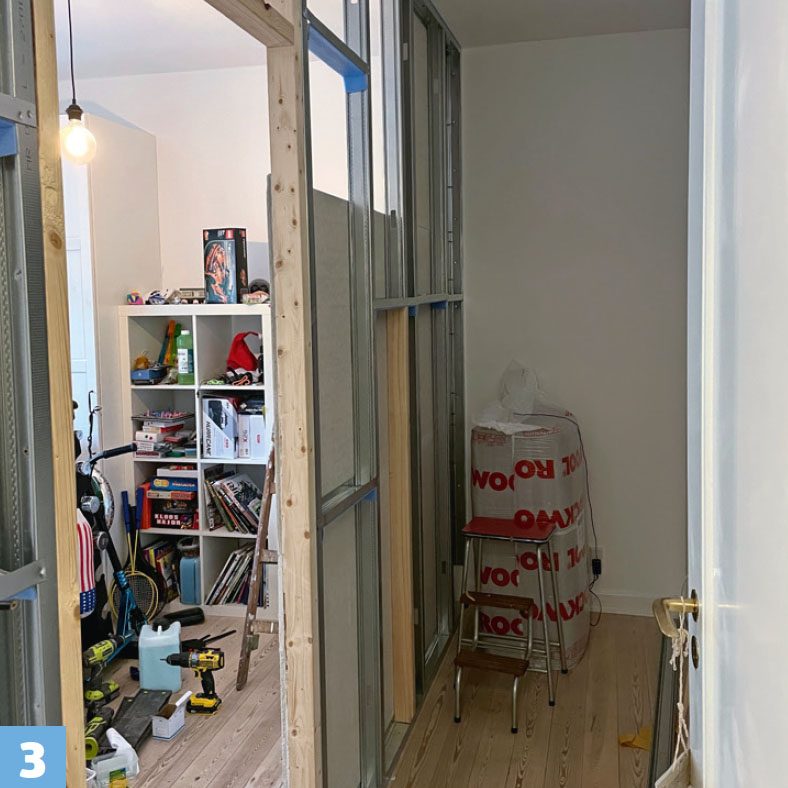 Byg selv walk-in closet: Dørhullet forstærkes med reglar