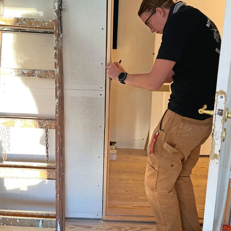 Byg selv walk-in closet: Døren sættes i