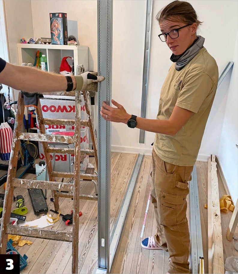 Bygge walk in closet: Kapp de vertikale skinnene til og fest dem mellom skinnene i tak og gulv