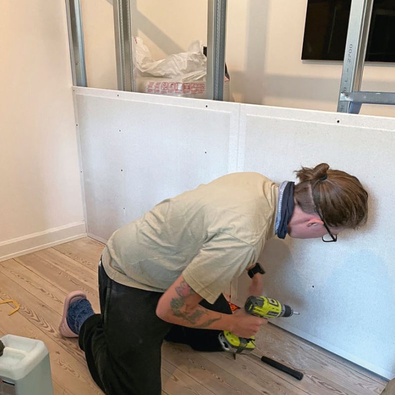 Bygge walk in closet: Fest fibergipsen med skruer