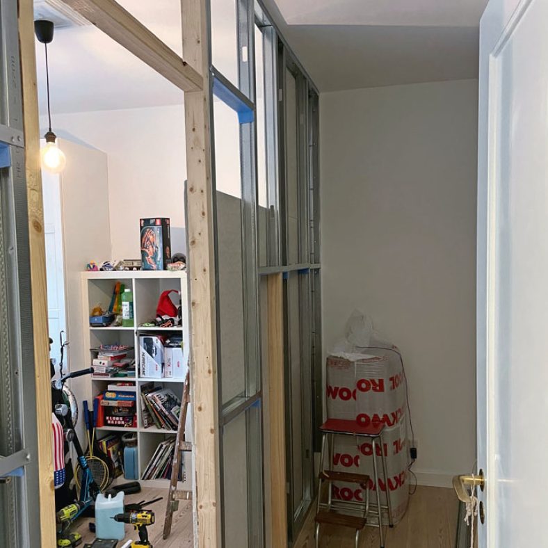 Bygge walk in closet: Forsterk dørhullet med trelekter