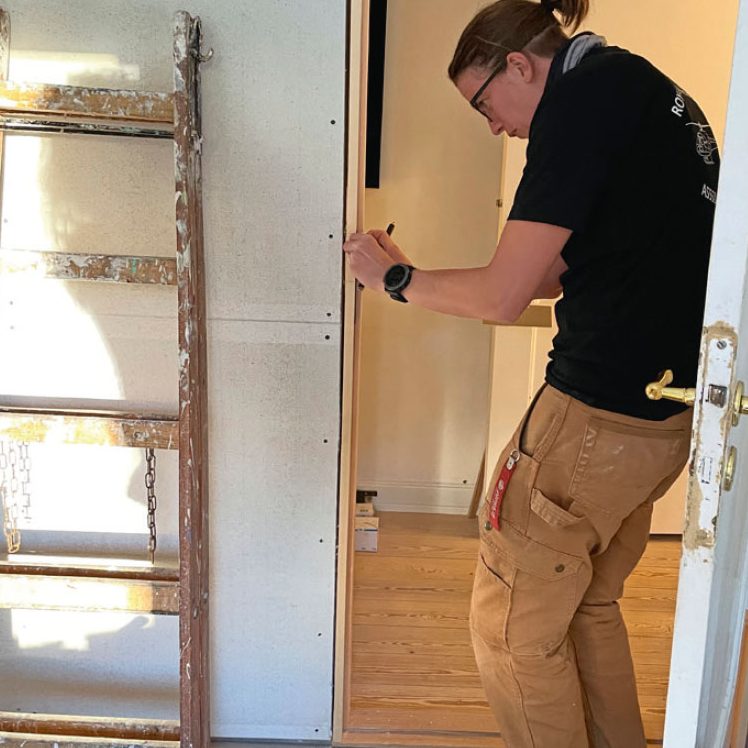 Bygge walk in closet: Sett inn døren