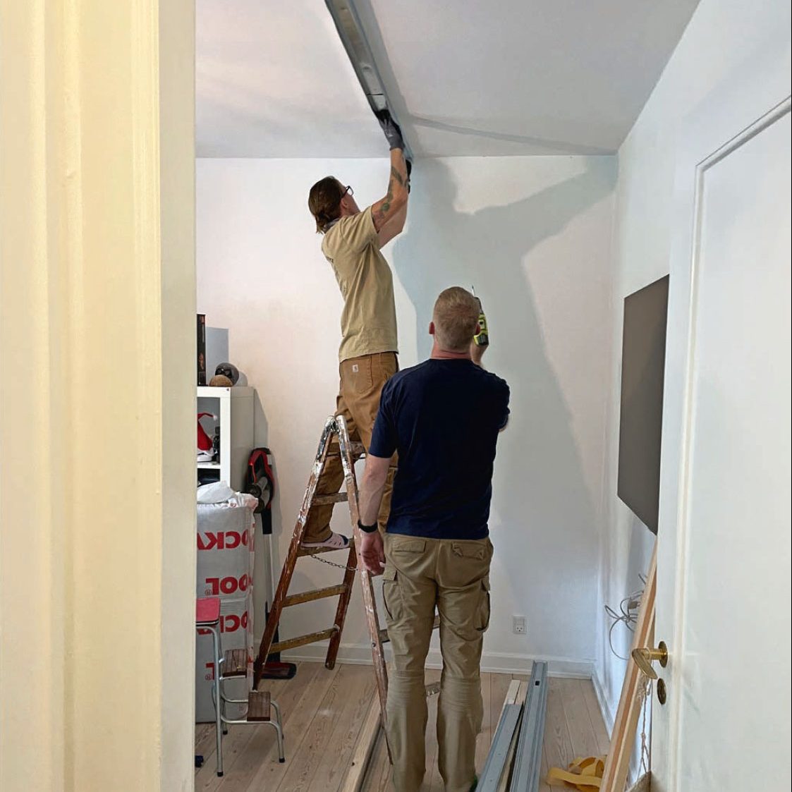 Bygga walk in closet: Stålskenor monteras i taket