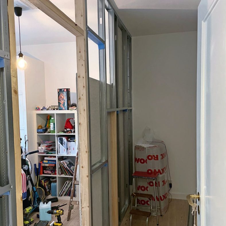 Bygga walk in closet: Dörrhålet är förstärkt med träreglar