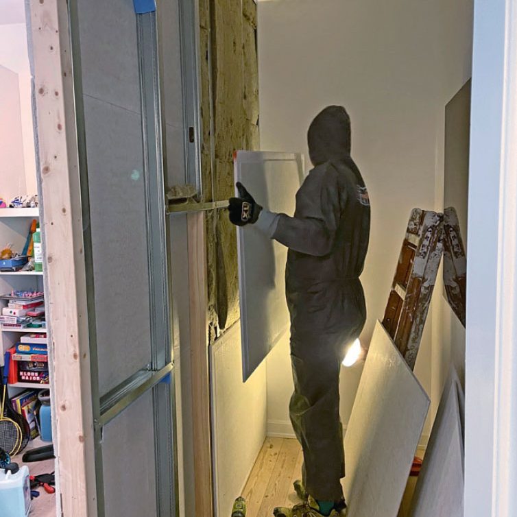 Bygga walk in closet: Skär isoleringen till rätt storlek och montera den i väggen