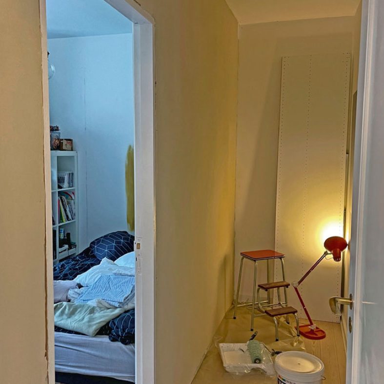 Bygga walk in closet: Gipsväggen spacklas i skarvar