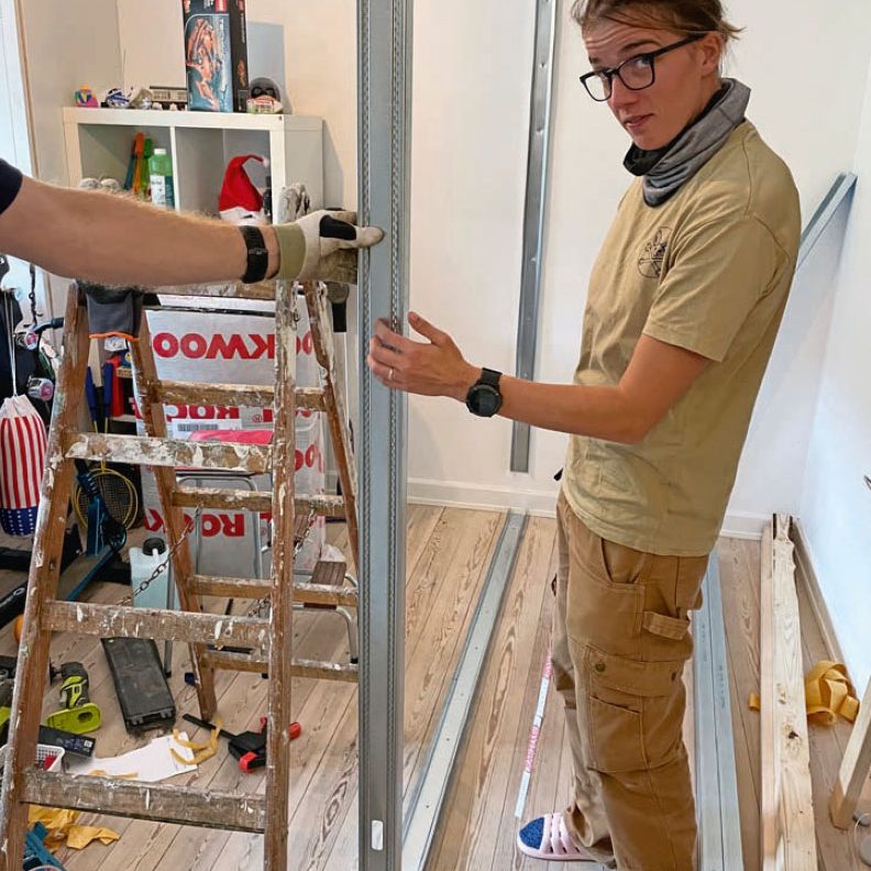 Vaatehuoneen rakentaminen: Leikkaa pystykiskot sopivan pituisiksi