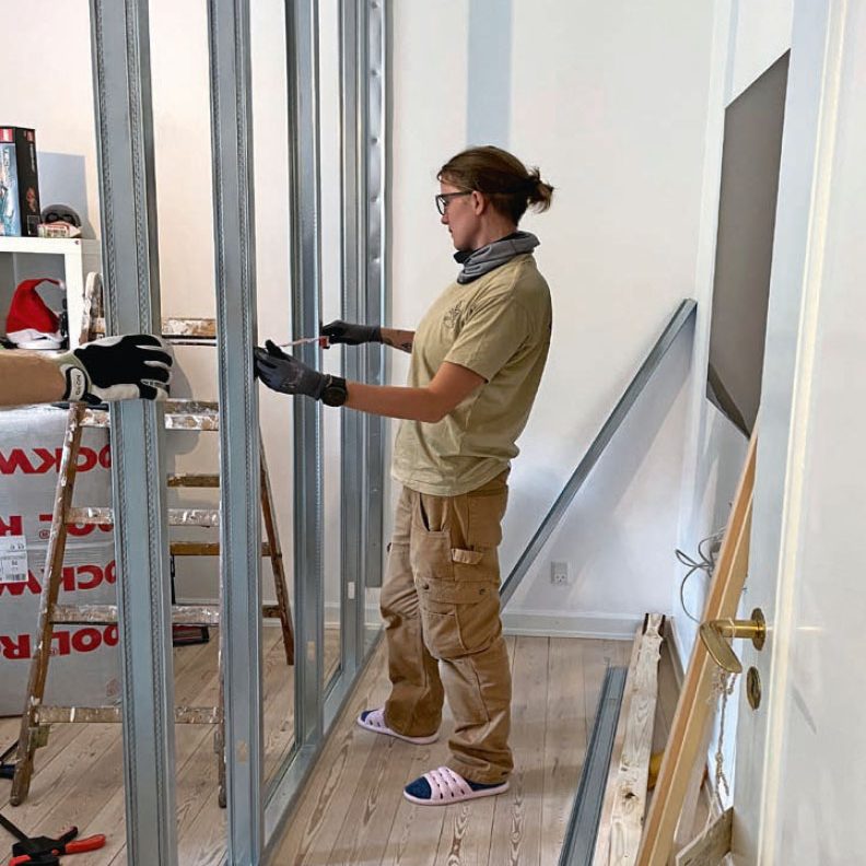 Vaatehuoneen rakentaminen: Tarkista pystykiskojen välinen etäisyys