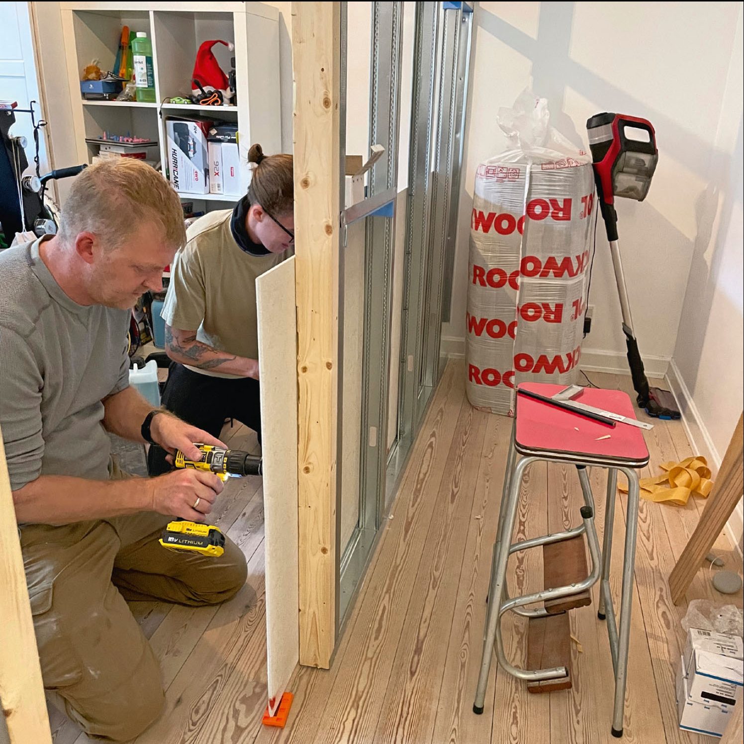 Vaatehuoneen rakentaminen: Levyt asennetaan vaakasuuntaan