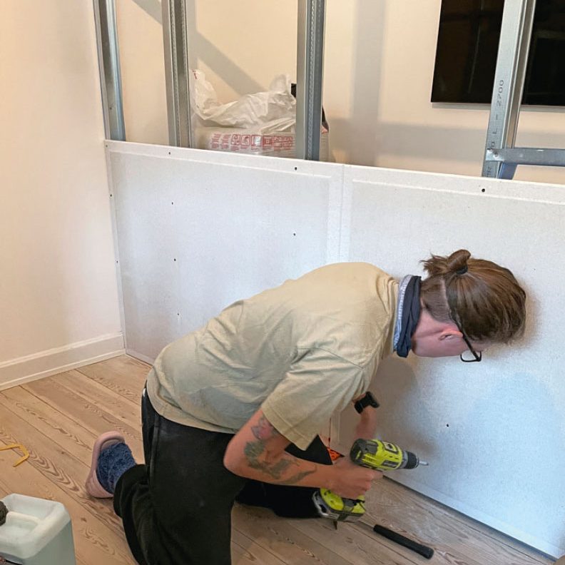 Vaatehuoneen rakentaminen: Asenna ruuvit