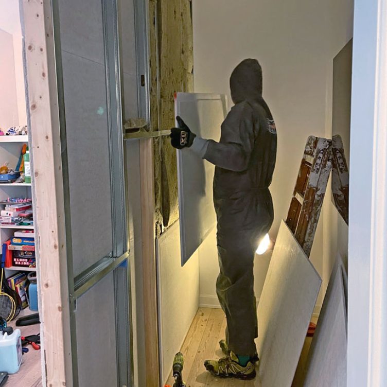 Vaatehuoneen rakentaminen: Leikkaa villalevyt siten, että ne sopivat runkotolppien väliin