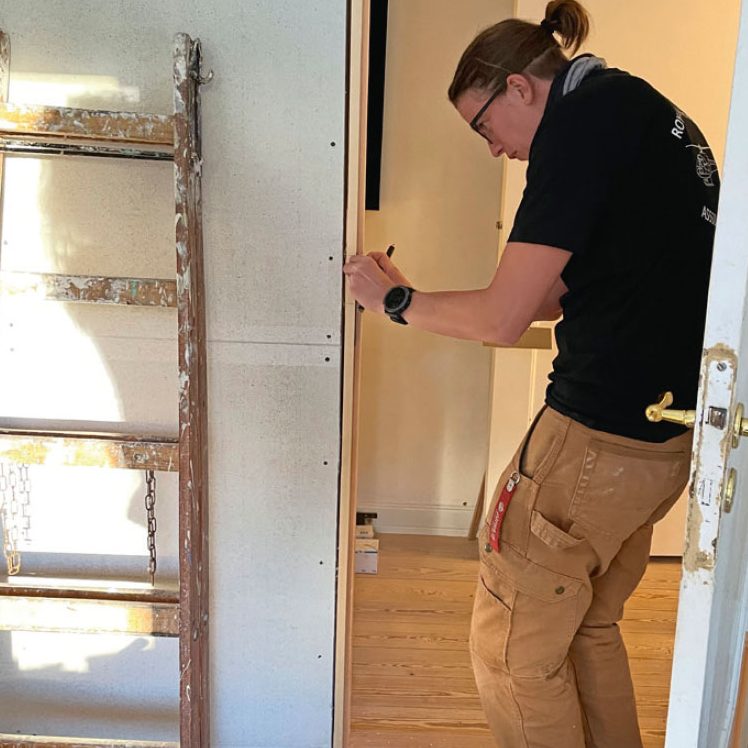 Vaatehuoneen rakentaminen: Kiinnitä karmi paikalleen