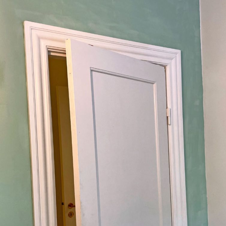 Vaatehuoneen rakentaminen: Sen jälkeen seinä maalataan ja peite listat asennetaan paikoilleen