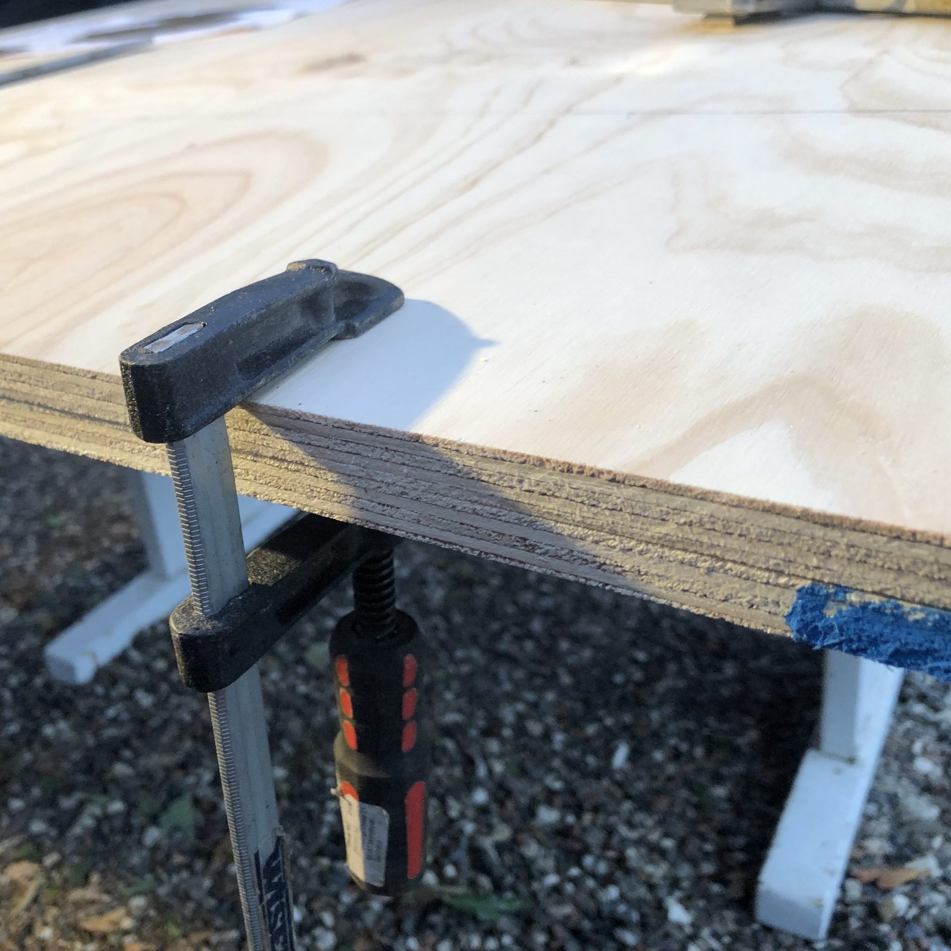 Pindsvinehus byg selv: Klem to krydsfinerpladestumper sammen for præcise udskæringer.