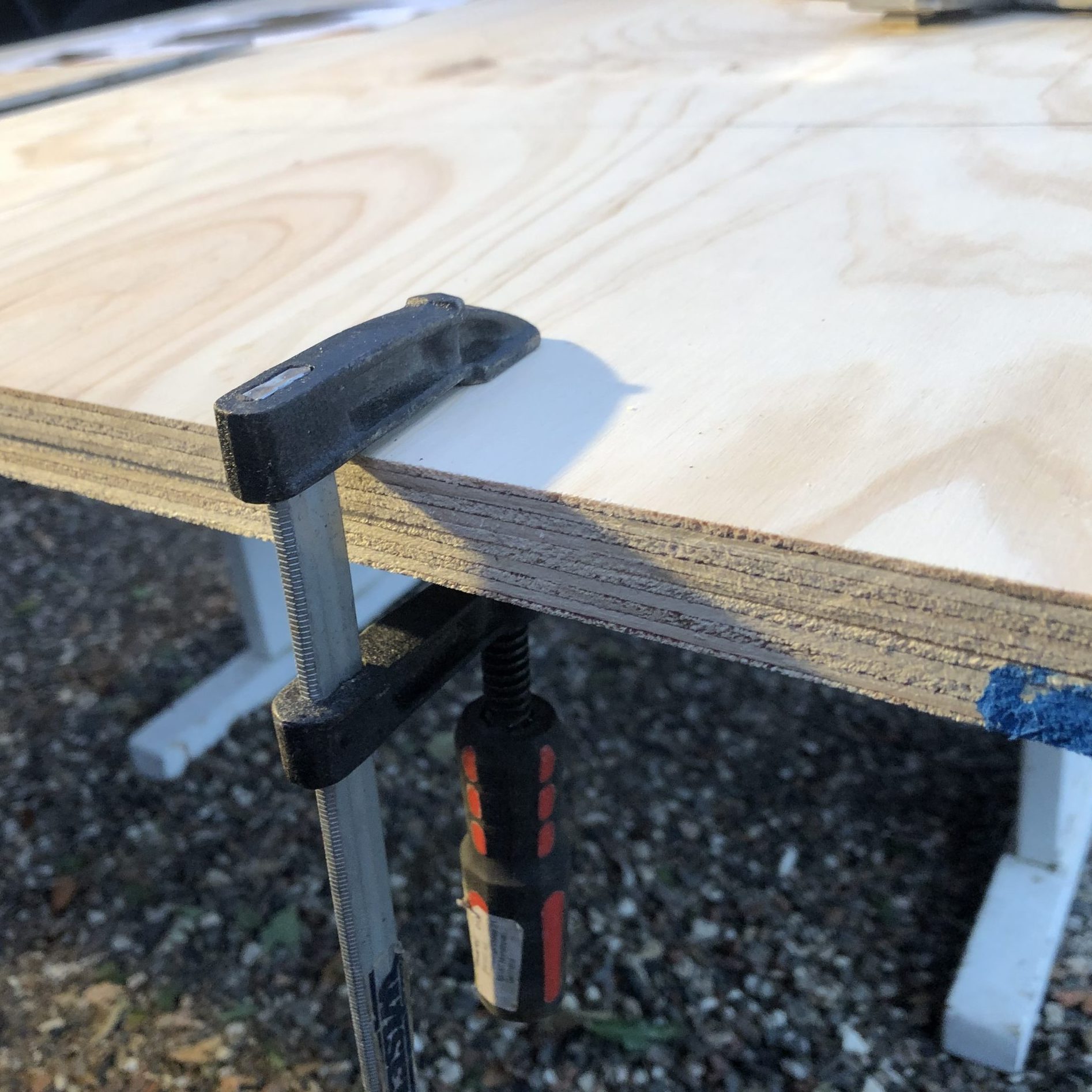 Purista kaksi levynpalaa yhteen tarkkoja sahauksia varten.