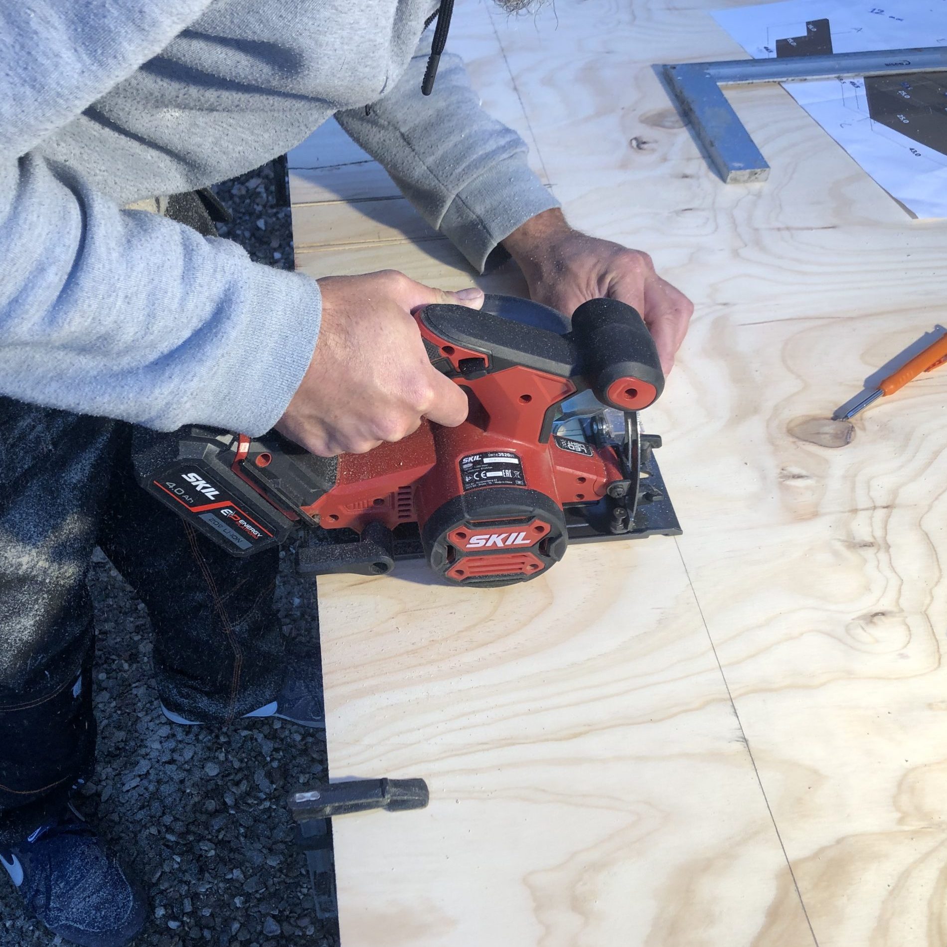 Pindsvinehus byg selv: Udskæring af pladestumper til det hjemmelavede pindsvinehus