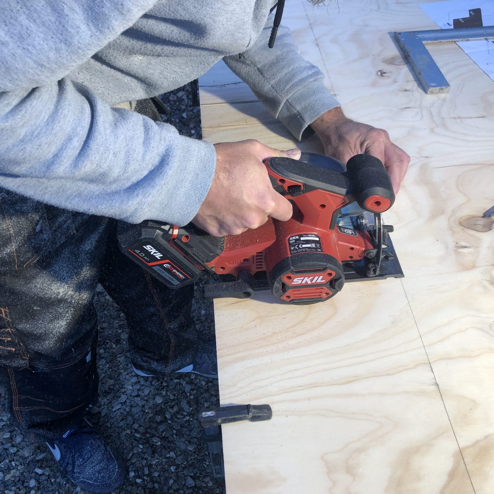 Tilskjæring av platebiter til det hjemmelagde pinnsvinhuset